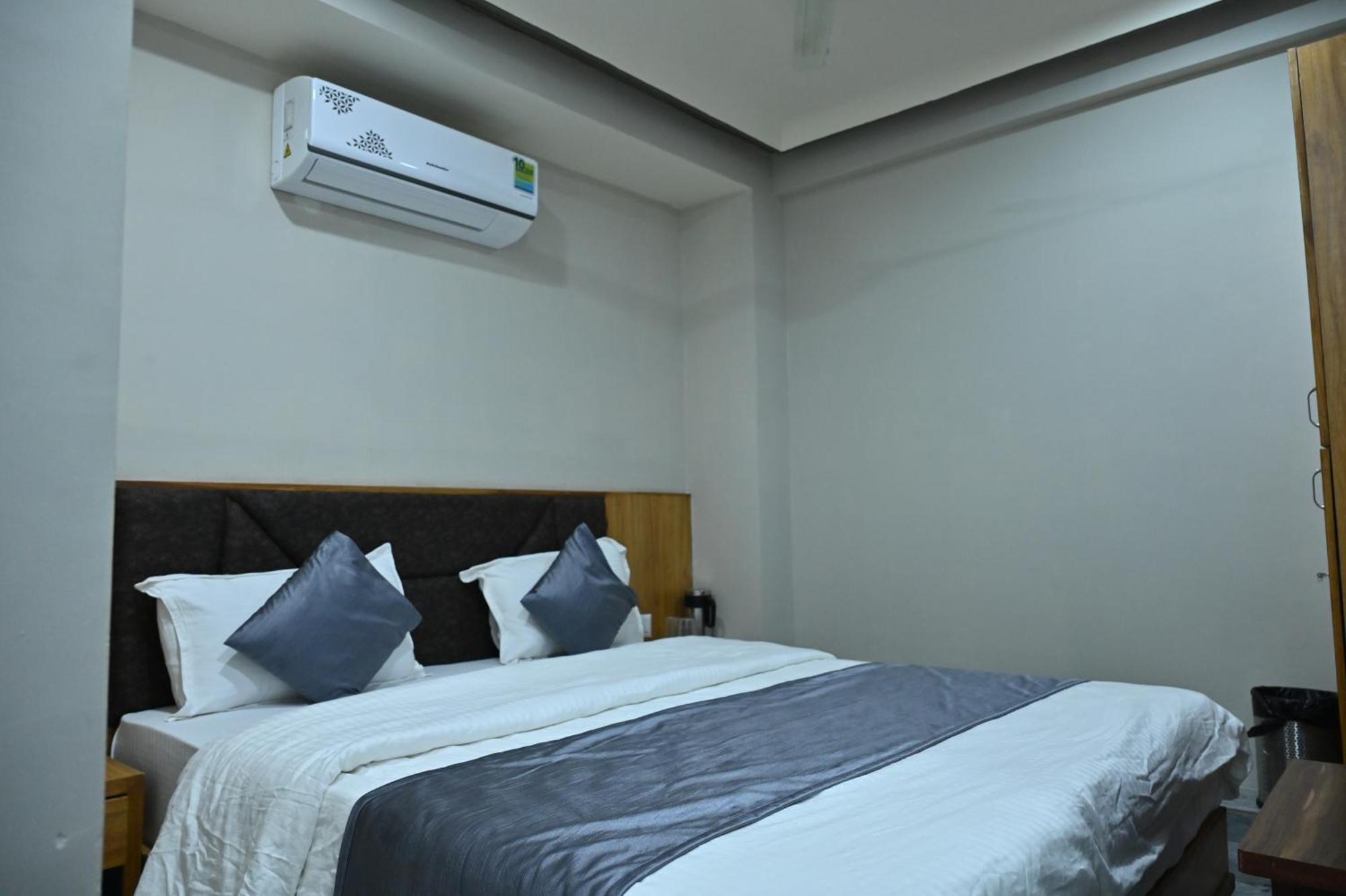 Hotel Sury Villa 아흐메다바드 외부 사진
