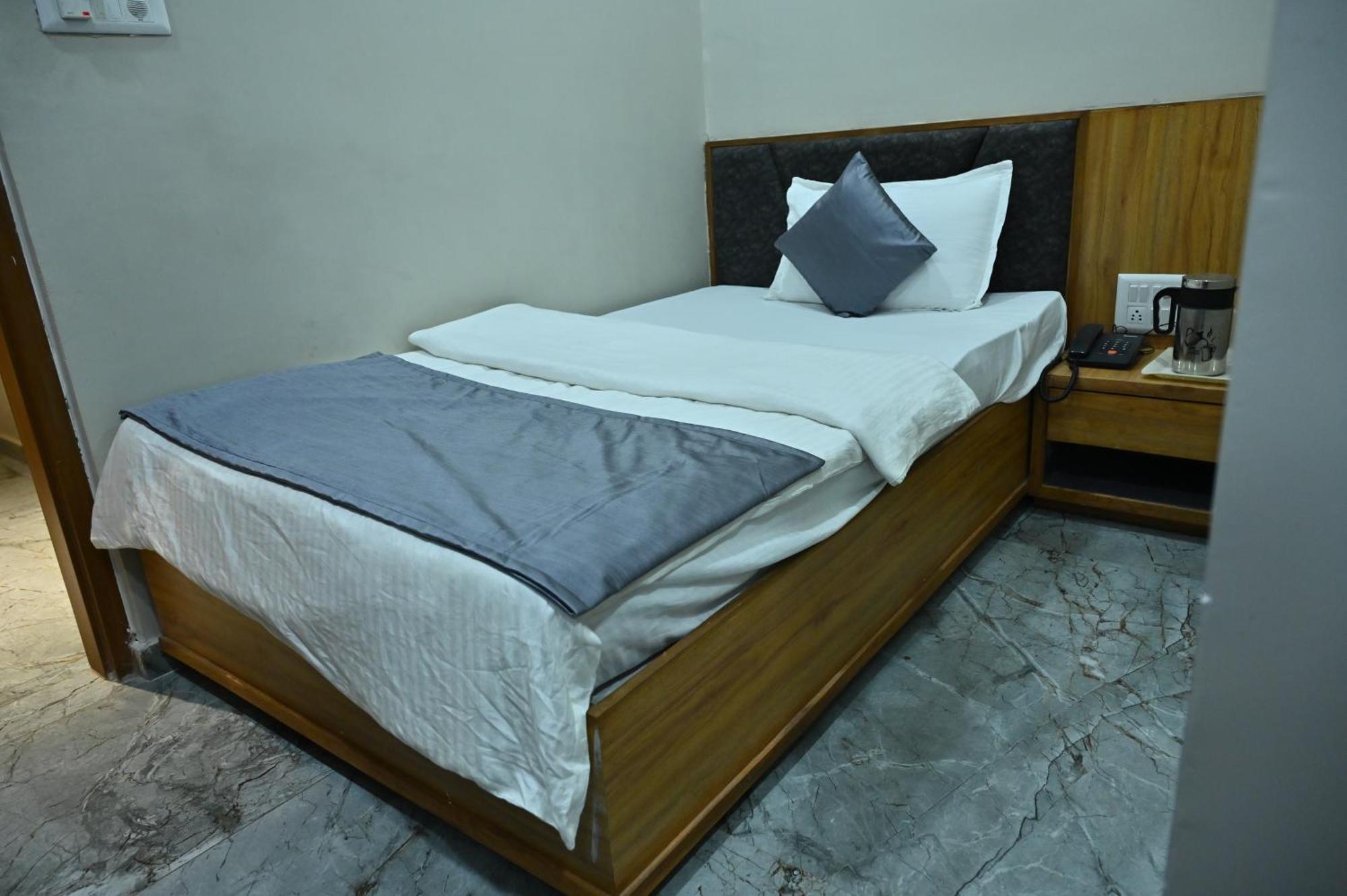 Hotel Sury Villa 아흐메다바드 외부 사진