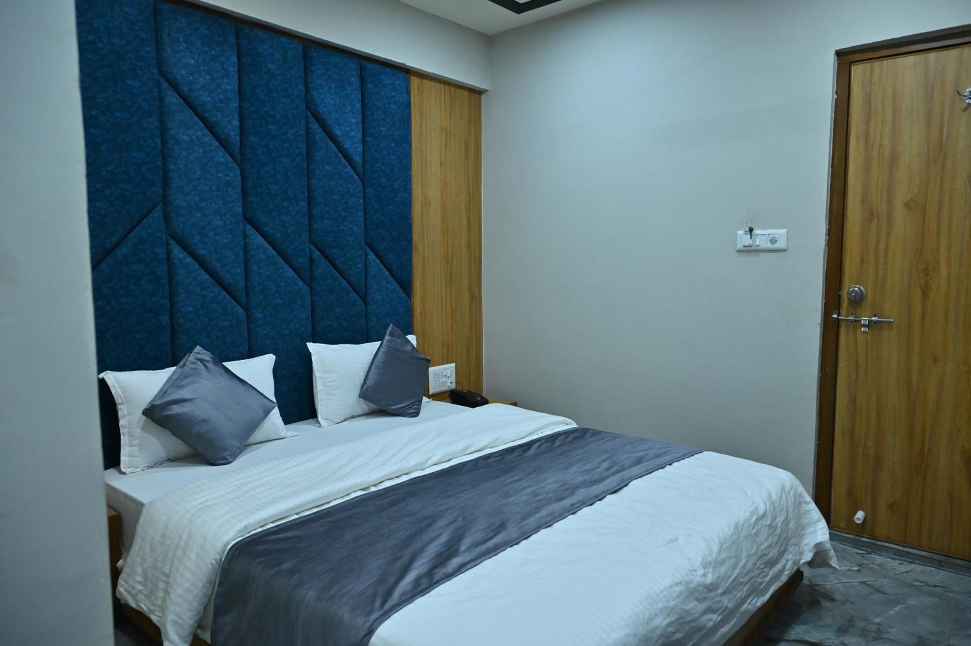 Hotel Sury Villa 아흐메다바드 외부 사진