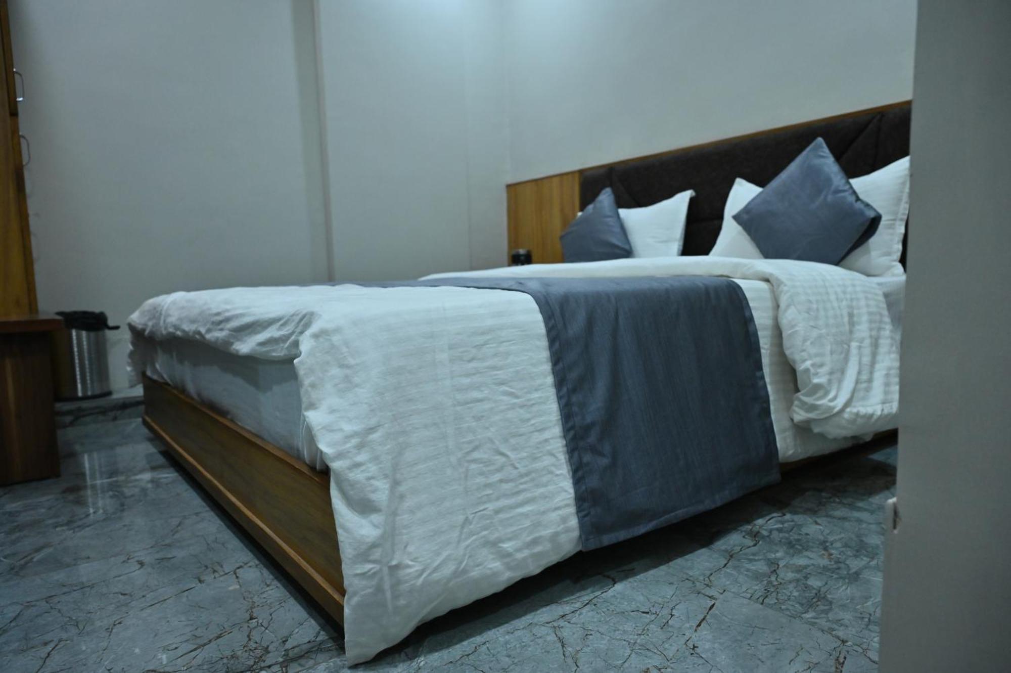 Hotel Sury Villa 아흐메다바드 외부 사진