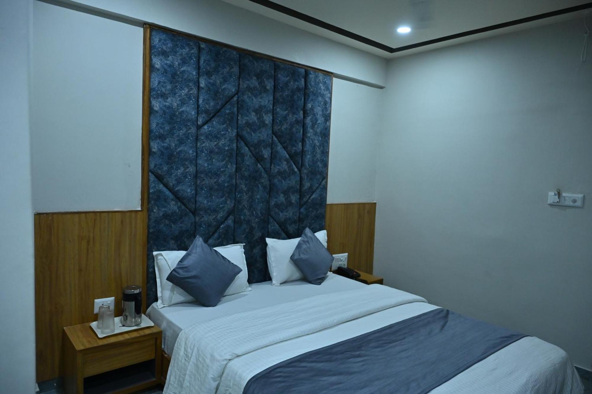Hotel Sury Villa 아흐메다바드 외부 사진