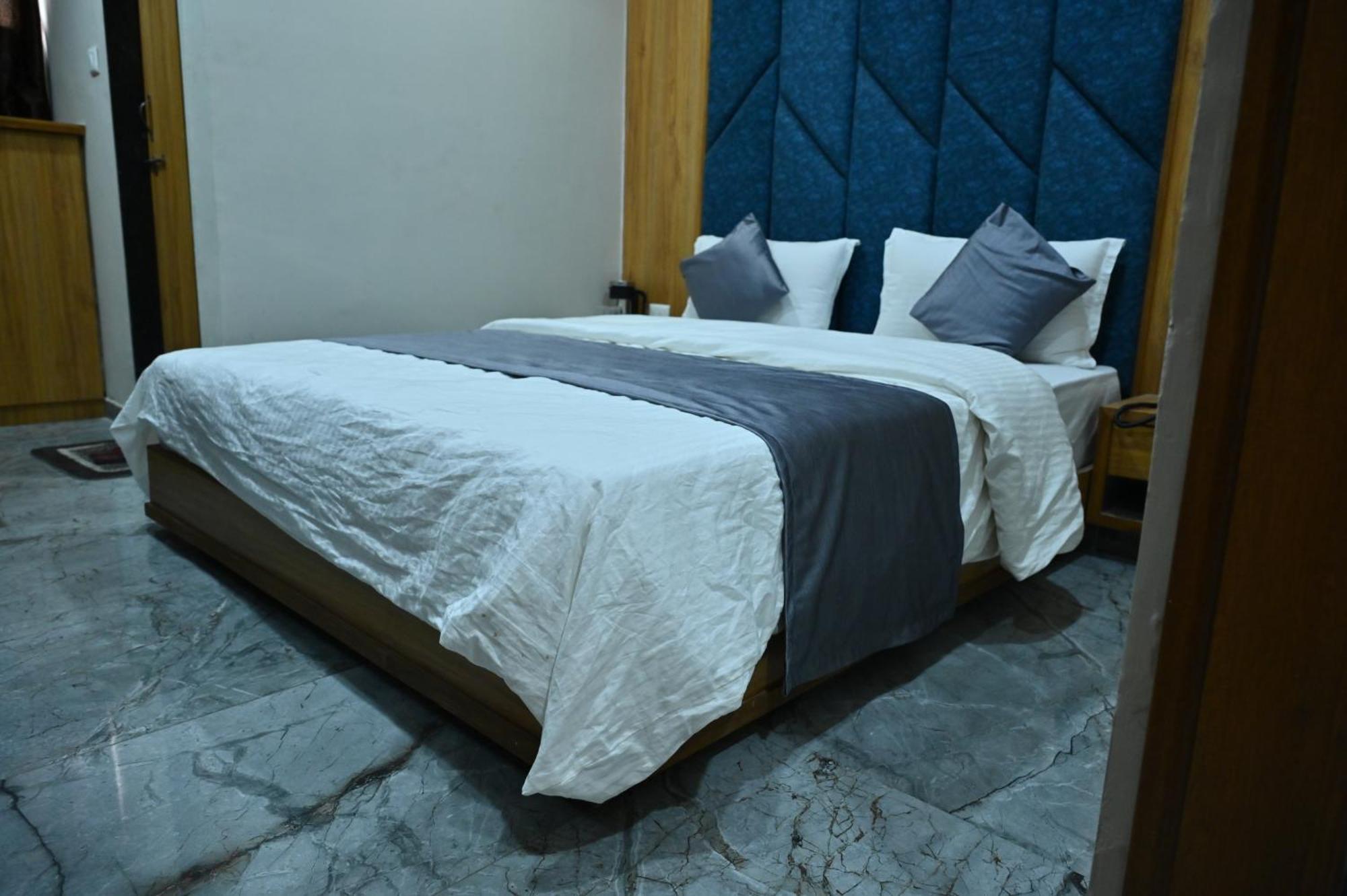 Hotel Sury Villa 아흐메다바드 외부 사진